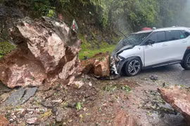 Un conducteur a été blessé lorsqu’un énorme rocher a dévalé un talus et frappé l’avant de sa voiture en circulation à Cao Pha, dans la commune Muong Bu, province Son La. Photo diffusée par la VNA
