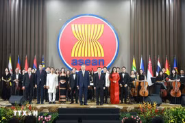 Le secrétaire général du Parti communiste du Vietnam, Tô Lâm (à gauche) assiste à la cérémonie marquant le 30e anniversaire de l’adhésion du Vietnam à l’ASEAN, le 10 mars 2025. Photo : VNA