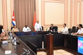 Vue de la cérémonie de remise du matériel technique offert par l’Assemblée nationale du Vietnam pour l’installation d’une salle de réunion virtuelle à La Havane. Photo : VNA