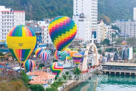 La zone touristique de Cat Ba est une destination préférée des touristes pendant la saison du tourisme balnéaire. Photo: baohaiphong.vn