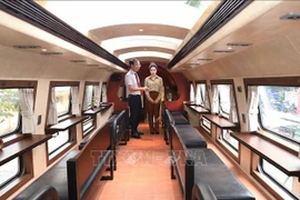 A bord du Train des Cinq Portes de Hanoi. Photo: VNA