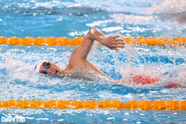Le nageur vietnamien Huy Hoàng rafle sa deuxième médaille d’or aux Championnats d’Asie de natation 2025, à Ahmedabad, en Inde. Photo: dantri.com.vn