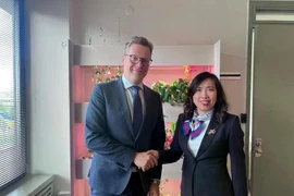 La vice-ministre des Affaires étrangères, Lê Thi Thu Hang (à droite), et le sous-secrétaire d'État estonien aux Affaires politiques, Martin Roger. Photo : baoquocte.vn