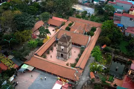 A l’identique de la plupart des pagodes du Vietnam, celle de Dâu est inspirée de l’architecture orientale traditionnelle. Quatre rangées de maisons jointes ensemble forment un rectangle qui entoure trois bâtisses principales : la maison de devant, celle du milieu et la maison supérieure. Photo: VNP