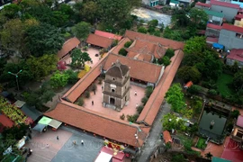 A l’identique de la plupart des pagodes du Vietnam, celle de Dâu est inspirée de l’architecture orientale traditionnelle. Quatre rangées de maisons jointes ensemble forment un rectangle qui entoure trois bâtisses principales : la maison de devant, celle du milieu et la maison supérieure. Photo: VNP
