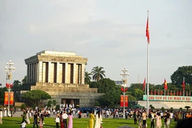 Chaque année, à l’occasion de la Fête nationale du 2 septembre, des centaines de milliers de Vietnamiens se rendent à la place Ba Dinh. Photo: VNA