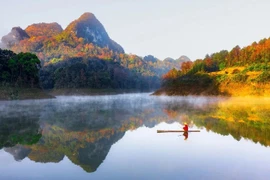Niché au cœur des majestueuses montagnes et forêts de la province de Cao Bang (Nord), le lac Ban Viet apparaît comme un tableau vibrant, où la nature se pare de magniques couleurs de l’automne européen. Photos: VTC News, Dân Tri, The Saigon Times