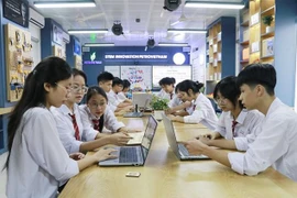 Dans le laboratoire STEM du lycée Nguyên Huê, dans le quartier de Yên Bai, province de Lào Cai. Photo : VNA