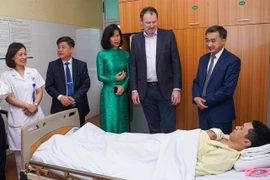 Le ministre d'État irlandais Charlie McConalogue et le vice-ministre vietnamien de la Santé Trân Van Thuân, rendent visite à un nouveau-né bénéficiant de la méthode mère kangourou à l'Hôpital général de Duc Giang, le 18 mars 2026. Photo : Alive & Thrive