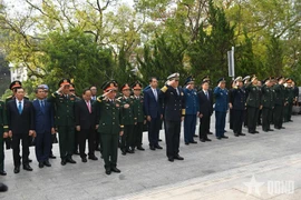 Le ministre vietnamien de la Défense, Phan Van Giang et le ministre chinois de la Défense nationale Dong Jun rendent hommage au mémorial des soldats révolutionnaires tombés au Vietnam et en Chine, dans la ville de Dongxing. Photo : qdnd.vn