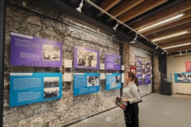 Une visiteuse à l’exposition de photos « Armée aux cheveux long» au Musée de la Femme du Mexique. Photo : VNA