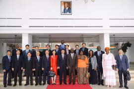 Délégués lors des entretiens entre le vice-président de l’Assemblée nationale du Vietnam, Vu Hông Thanh, et le vice-président de l’Assemblée nationale de Côte d’Ivoire, Woi Mela Gaston. Photo : VNA