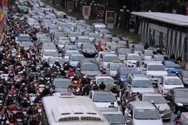 Congestion dans une rue de Hanoi aux heures de pointe. Photo : VNA