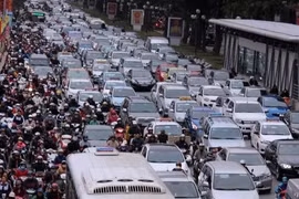 Congestion dans une rue de Hanoi aux heures de pointe. Photo : VNA