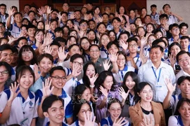 Le Premier ministre Pham Minh Chinh, les députés de Cân Tho et les étudiants de l’Université de Cân Tho lors de l’événement. Photo : VNA