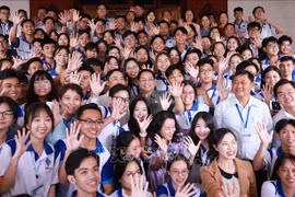 Le Premier ministre Pham Minh Chinh, les députés de Cân Tho et les étudiants de l’Université de Cân Tho lors de l’événement. Photo : VNA