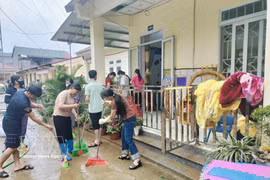 Après les fortes pluies, des habitants nettoient l'école maternelle et primaire Minh Long, commune de Ly Quoc, province de Cao Bang. Photo : VNA