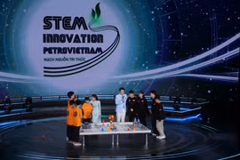 L'équipe de robotique du collège de Câu Giây, à Hanoi, participe à l'événement. Photo : Bnews