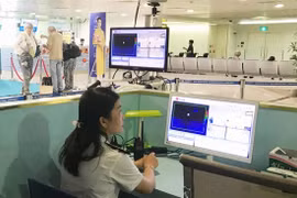 Le secteur de la santé a renforcé la surveillance épidémiologique à l’aéroport international de Tân Son Nhât à Hô Chi Minh-Ville. Photo : VNA