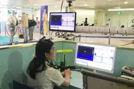 Le secteur de la santé a renforcé la surveillance épidémiologique à l’aéroport international de Tân Son Nhât à Hô Chi Minh-Ville. Photo : VNA