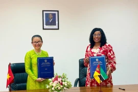 L’ambassadrice du Vietnam au Mozambique, Trân Thi Thu Thin, et la ministre de l’Éducation et de la Culture du Mozambique, Samaria Tovela. Photo : Ambassade du Vietnam au Mozambique