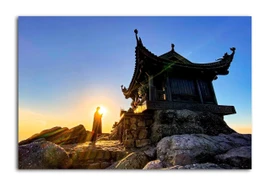 La pagode Dông trône au sommet du mont Yên Tu. Elle fait partie d’un ensemble de sites pittoresques où il y a plus de 700 ans, le roi Trân Nhân Tông s’installa pour mener une vie religieuse ascétique et fonder la secte bouddhique Truc Lâm. Photo: VNA