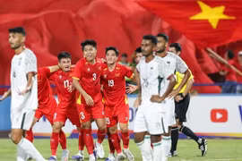 Les joueurs vietnamiens célèbrent leur premier but lors de la victoire 2-0 contre le Bangladesh lors du match du groupe C des éliminatoires de la Coupe d'Asie des moins de 23 ans de l'AFC 2026, le 3 septembre dans la province de Phu Tho. Photo : VFF