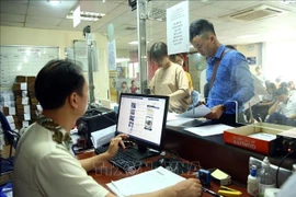 Des citoyens se présentent au bureau d’enregistrement des entreprises du Département des finances de Hanoi pour effectuer leurs démarches de création d’entreprise. Photo d’illustration : VNA