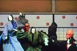 Considéré au Japon comme un genre dramatique traditionnel majeur, à l’instar du Nô et du Kabuki, le théâtre de marionnettes Ningyo Johruri Bunraku est un mélange de récit chanté, d’accompagnement instrumental et de théâtre de marionnettes. Photo: UNESCO
