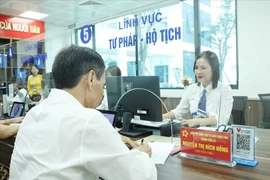 Traitement des procédures administratives au centre de services publics du quartier de Dông Da à Hanoi. Photo : VNA