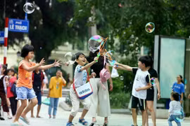 Des enfants jouent dans la zone piétonne autour du lac de l’Épée restituée, à l’occasion de la Fête nationale (2 septembre). Photo : VNA