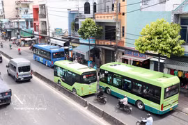 Des bus font la navette dans la rue Lê Quang Dao, à Hô Chi Minh-Ville. Photo : VNA