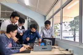 Des étudiants de l'Université de technologie – Université nationale du Vietnam à Hô Chi Minh-Ville s'exercent à des applications de haute technologie. Photo : VNA