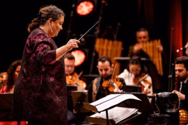 La cheffe d’orchestre Zahia Ziouani. Photo: anninhthudo.vn