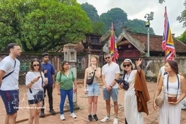 Des touristes internationaux visitent les sites historiques des temples des rois Dinh et Lê dans l'ancienne capitale de Hoa Lu, province de Ninh Binh. Photo: VNA
