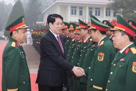 Le président de la République, Luong Cuong, avec les officiers de la Division 316. Photo: VNA
