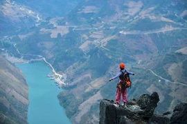 Ma Pi Leng fait partie intégrant du fameux parc géologique de Dong Van qui domine des forêts de rochers calcaires multiformes. 