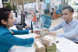 Un client dépose son épargne à une banque à Hanoi. Photo: vneconomy.vn