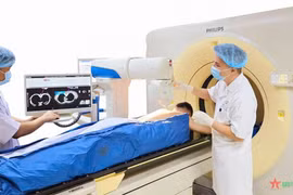 L'hôpital militaire 175 innove en appliquant des techniques modernes de biopsie osseuse. Photo: Anh Tuyêt/qdnd.vn