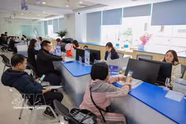 Des gens font les démarches administratives à la filiale de Tây Hô du Centre des services administratifs publics, à Hanoi. Photo : VNA