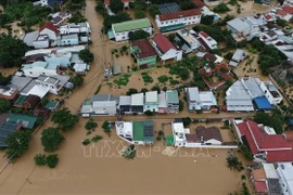 De graves inondations dans la province de Khanh Hoa ont submergé de nombreuses maisons. Photo: VNA