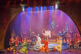 Représentation lors de la cérémonie d'ouverture de Festival national de tuồng (théâtre classique) et de dân ca kich (opéra folklorique) 2025. Photo: VNA