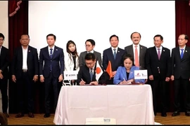 Cérémonie de signature du protocole d’accord établissant un partenariat stratégique entre le port international de Long An et le port de Kobe. Photo: VNA