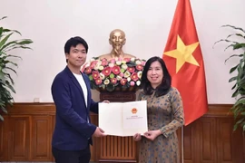La vice-ministre des Affaires étrangères, Lê Thi Thu Hang (à droite) remet à l’agence de presse télévisée japonaise Nihon Denpa News l’autorisation de rouvrir son bureau permanent au Vietnam. Photo : VNA
