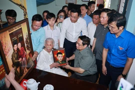 Le Premier ministre Pham Minh Chinh rend visite à la mère héroïne vietnamienne Dào Thi Vui, dans le village de Thuong Xa, commune de Hai Lang, province de Quang Tri. Photo: VNA