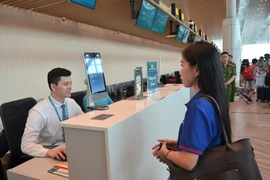 Les passagers effectuent une reconnaissance faciale biométrique lors de l'enregistrement. Photo: VNA