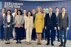 L'ambassadeur Bui Lê Thai (deuxième à partir de la droite, premier rang) et les ambassadeurs de l'ASEAN en Hongrie visitent l'Université de Győr. Photo : ambassade du Vietnam en Hongrie
