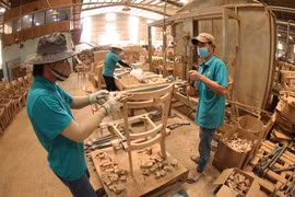 Les meubles en bois constituent un produit d’exportation clé du Vietnam vers les principaux marchés, notamment les États-Unis, le Japon, la République de Corée et l’Inde. Photo : VNA