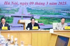 Le Premier ministre Pham Minh Chinh (centre) présidant la 16e session du comité de pilotage de l’État pour les projets nationaux de transport clés. Photo: VNA