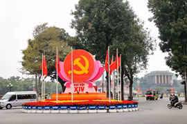 L’emblème de la faucille et du marteau, le drapeau du Parti et le drapeau national sont affichés à l’intersection Diên Biên Phu – Dôc Lâp – Chu Van An, à Hanoi, pour saluer le 14e Congrès national du Parti communiste du Vietnam. Photo : VNA